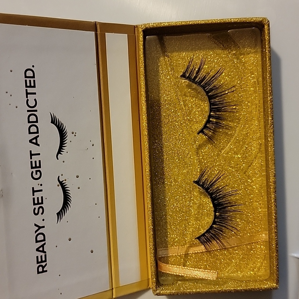 Lashaholic Luxury Lashes New in Box